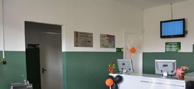 Homens armados assaltam funcionários e pacientes de posto de saúde em Feira de Santana