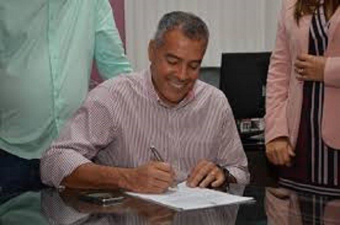 Joaquim Neto assina OS para a construção da unidade de saúde da Baixa da Candeia