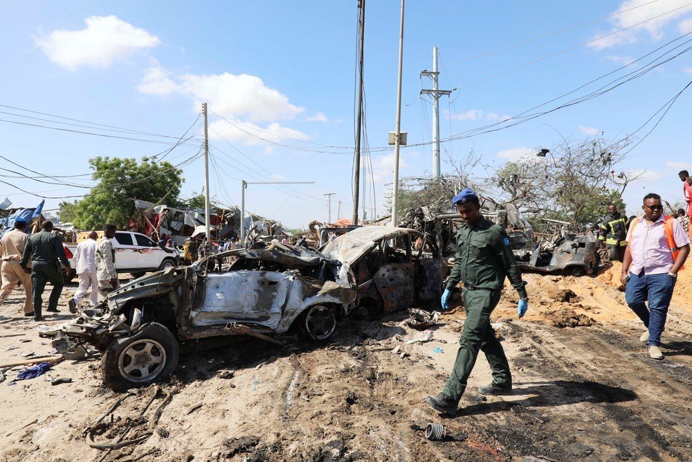 Explosão de carro-bomba deixa pelo menos 90 mortos na Somália
