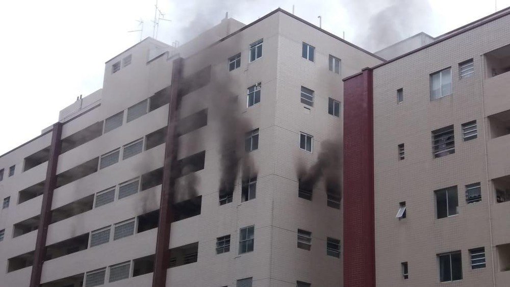 Celular superaquece, provoca incêndio e destrói dois apartamentos em SP