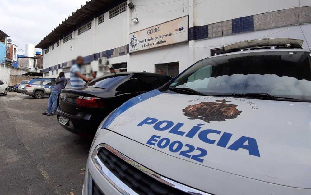 Homens armados invadem ônibus e assaltam passageiros em Salvador