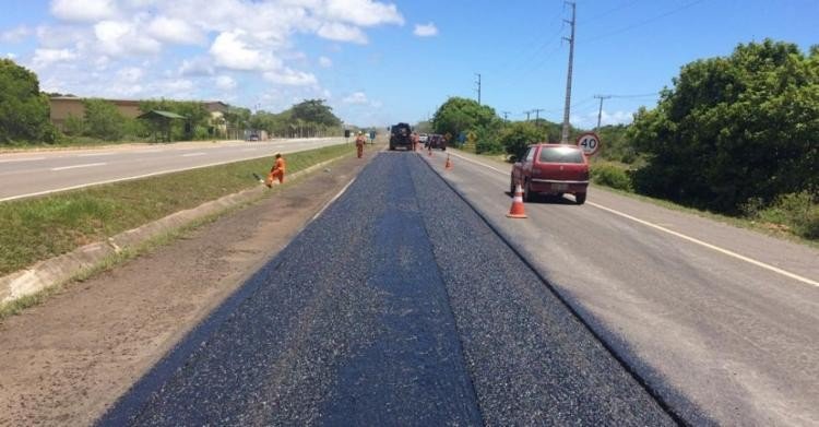 Obras de manutenção da BA-099 chegam à região de Arembepe