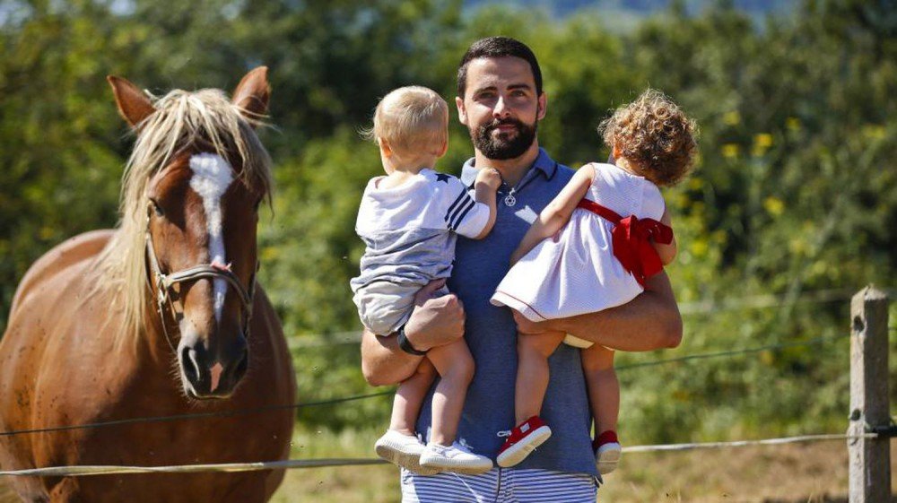 Pai solteiro reivindica os direitos de mães