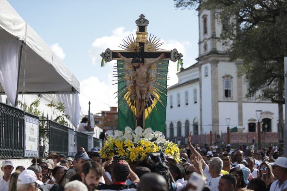 Imagem peregrina do Senhor do Bonfim é translada pela Baía de Todos-os-Santos
