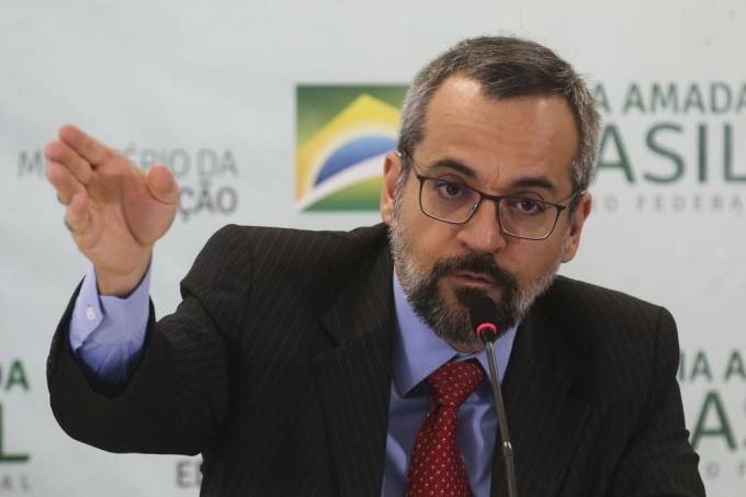 Erros com notas do Enem geram mais pressão sobre Weintraub