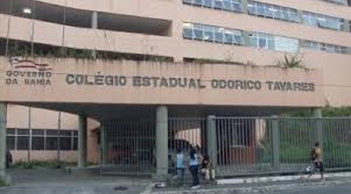 Estudantes protestam durante ocupação em colégio no Corredor da Vitória