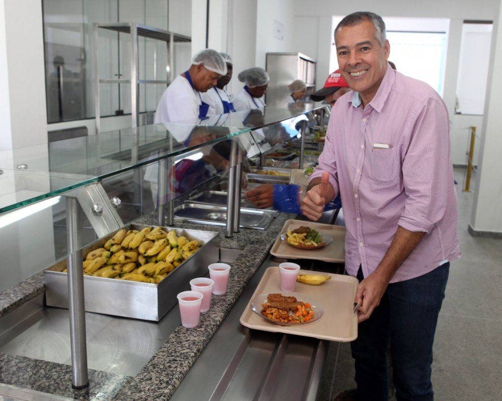 Prefeito Joaquim Neto visita Restaurante Popular em primeiro dia de funcionamento após reforma