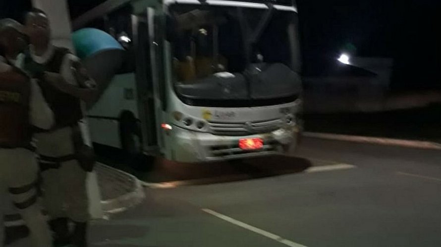 Uma pessoa morre e 11 ficam feridas no ataque a ônibus