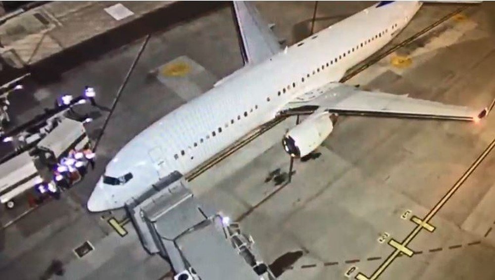 Chega a Confins avião fretado pelo governo americano com brasileiros deportados dos EUA