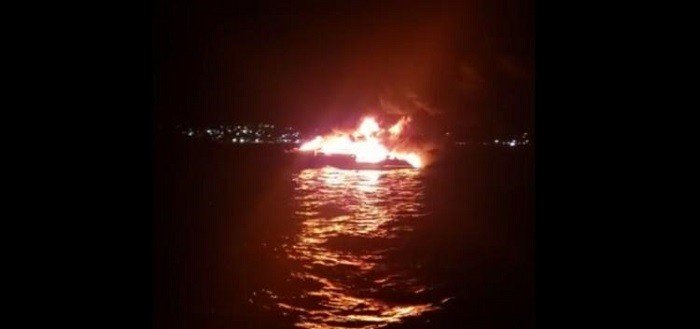 Lancha com tripulantes pega fogo e naufraga na Ilha de Itaparica