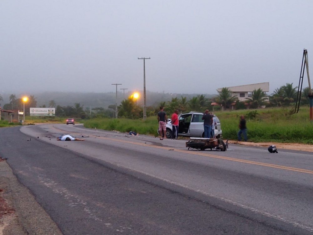 Acidente entre moto e carro deixa dois mortos na BR 101 - altura do Ponto do Beiju