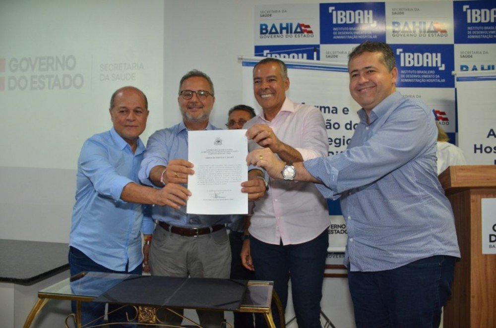 Assinatura da OS da ampliação do HRDB reúne lideranças regionais