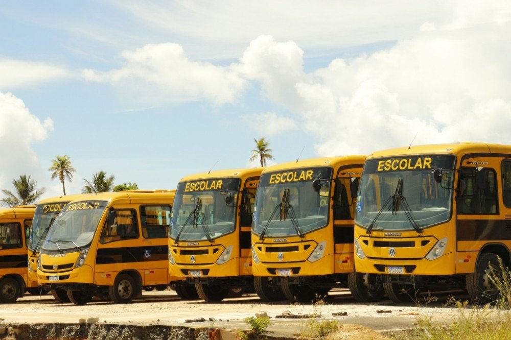 Governo do Estado entregou ônibus escolares para 35 municípios baianos