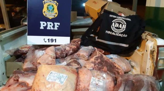 Idoso de 77 anos tenta fugir de blitz e é flagrado com 200 kg de carne transportados de forma indevida