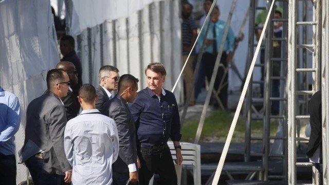 Bolsonaro diz que mandou condecorar Adriano na Alerj em 2005 e afirma que o miliciano era um 'herói'