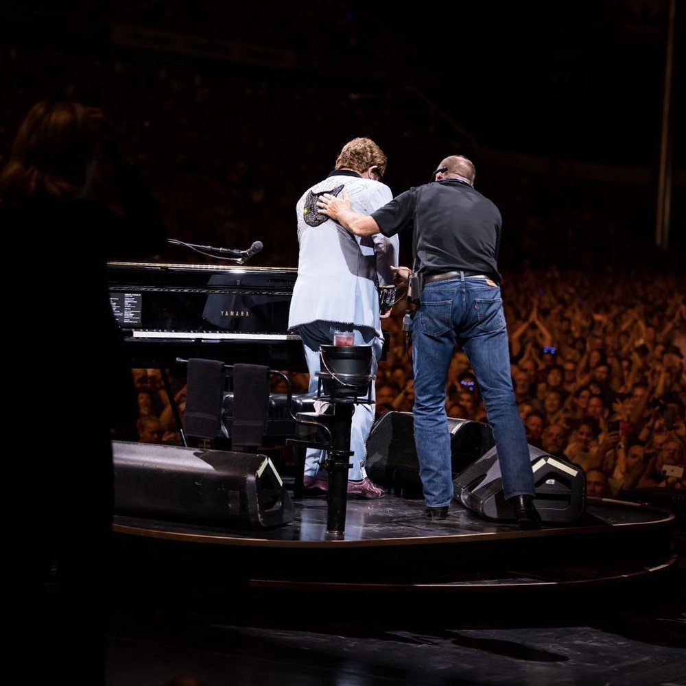 Elton John interrompe show após perder a voz por causa de pneumonia