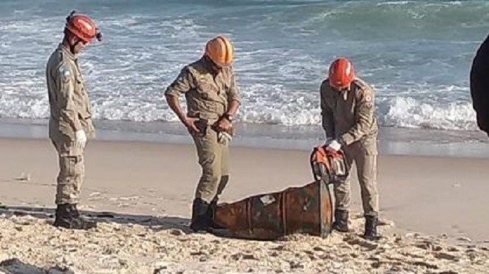 Corpo é encontrado dentro de tonel de ferro em praia