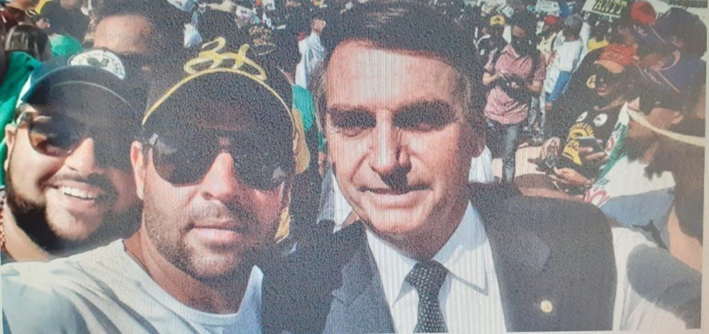Fazendeiro que escondeu Adriano da Nóbrega tem foto com Bolsonaro