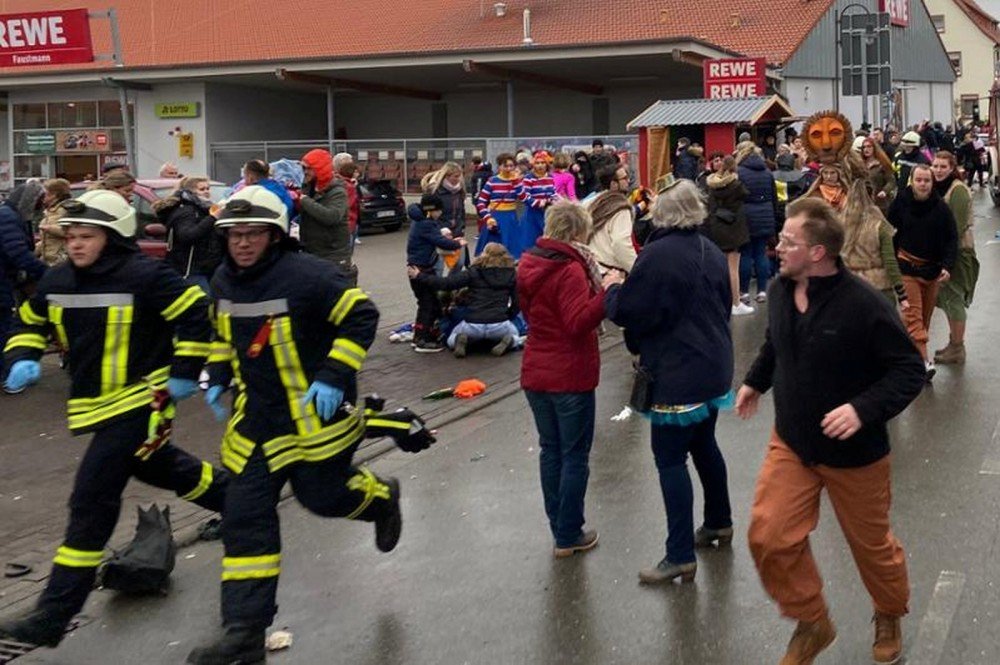 Motorista atropela pessoas em desfile de carnaval na Alemanha e deixa 30 feridos