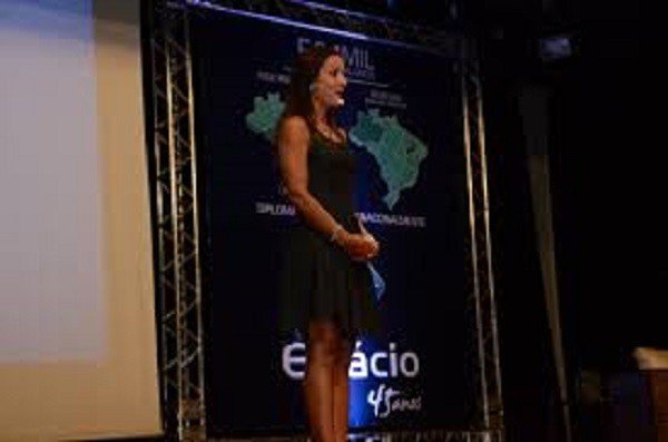 Estácio da Bahia recebe a triatleta e pentacampeã do Ironman Brasil, Fernanda Keller, para palestra inaugural do primeiro semestre de 2020