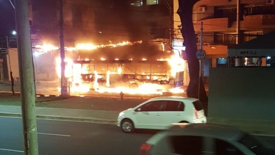 Traficantes colocam fogo e explode ônibus no Calabar, em Salvador