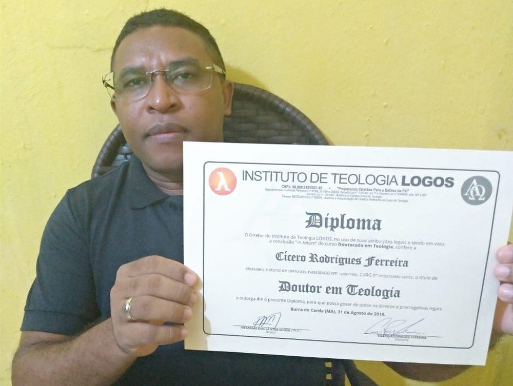 Após começar a estudar com livros achados no lixo, gari recebe diploma de doutorado