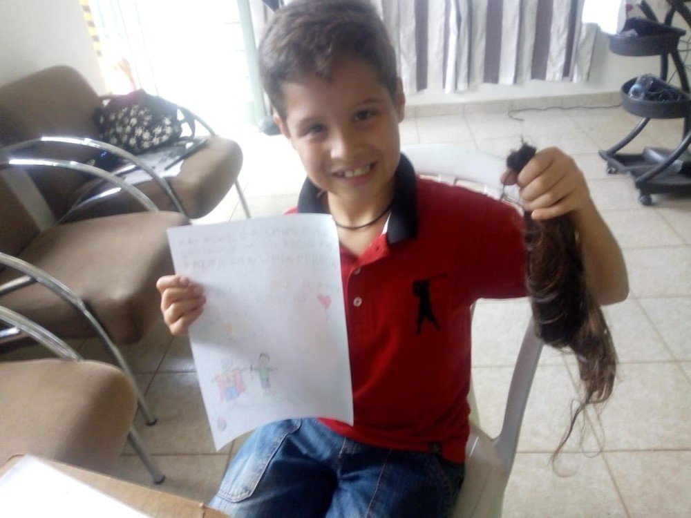 Menino deixa cabelo crescer por 2 anos e doa a entidade que faz perucas para crianças com câncer