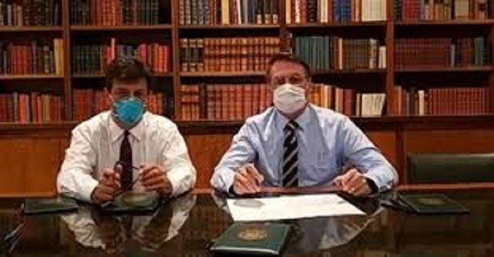 Sob suspeita de coronavírus, Bolsonaro usa máscara e recomenda que ninguém vá aos protestos