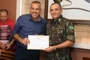 Confraria Pórtico de Ouro homenageia Comandante General do Exército