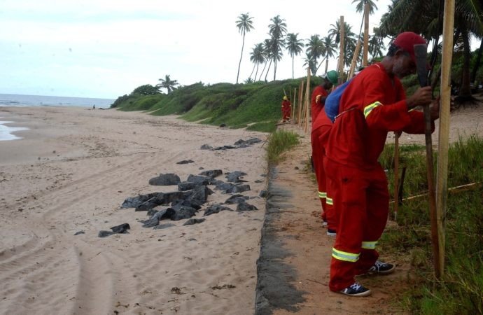 Praias começam a ser fechadas e comércio é proibido na orla