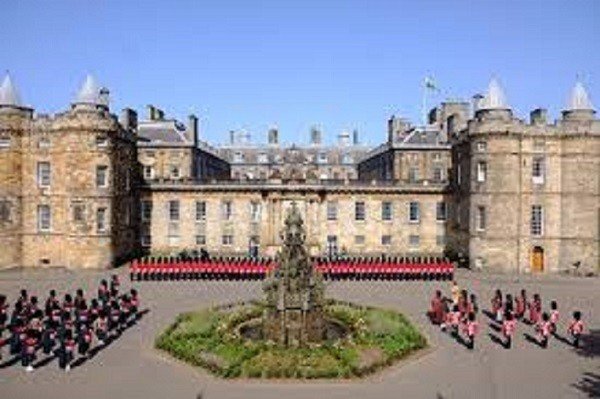Coronavírus: Palácio de Buckingham acende alerta após funcionário da família real testar positivo