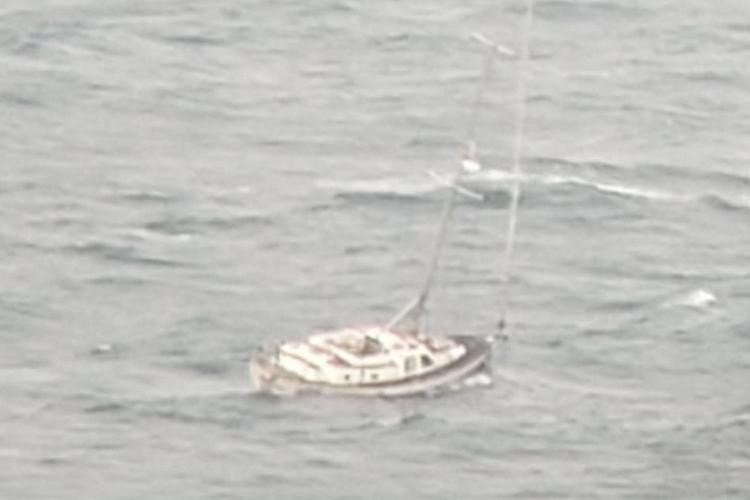 Veleiro está à deriva na Baía de Todos-os-Santos