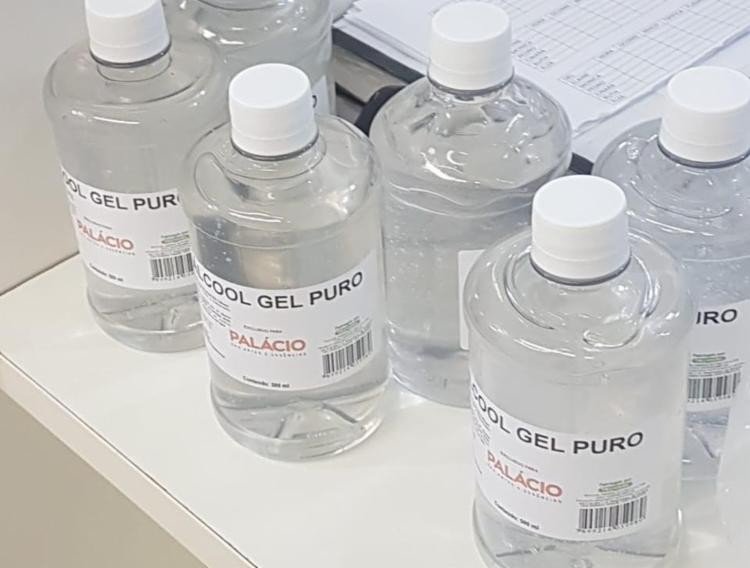 Homem é flagrado vendendo produto de limpar carro como álcool em gel