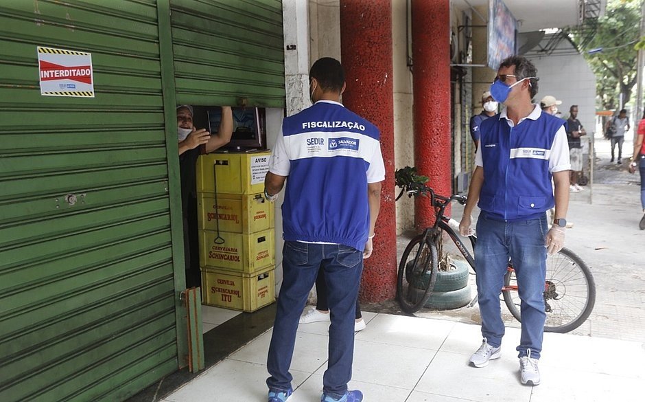 Prefeitura de Salvador faz 2,1 mil vistorias, cassa 20 alvarás e interdita 35 estabelecimentos.
