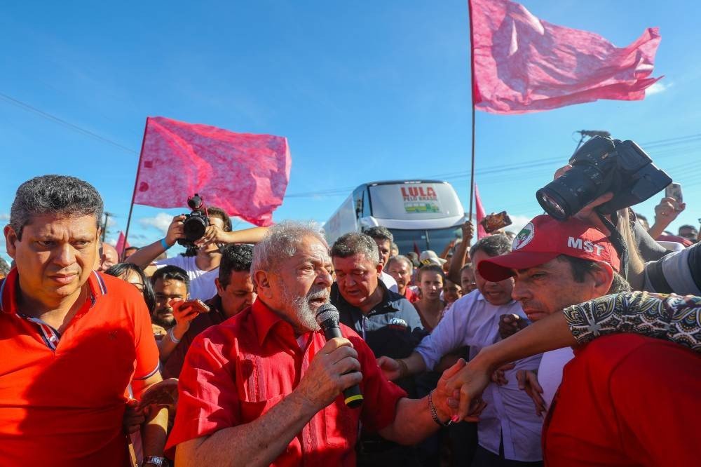 Lula chega a seu estado natal