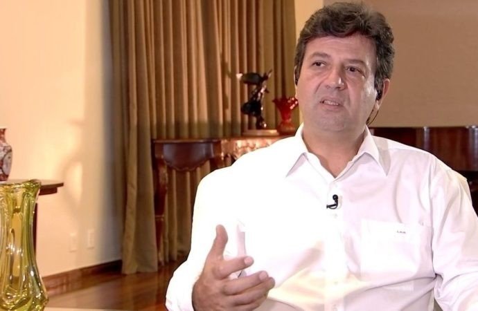 Mandetta: “brasileiro não sabe se escuta o ministro ou o presidente”