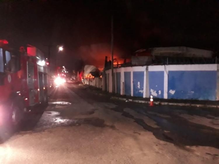 Incêndio atinge fábrica de reciclagem em Camaçari