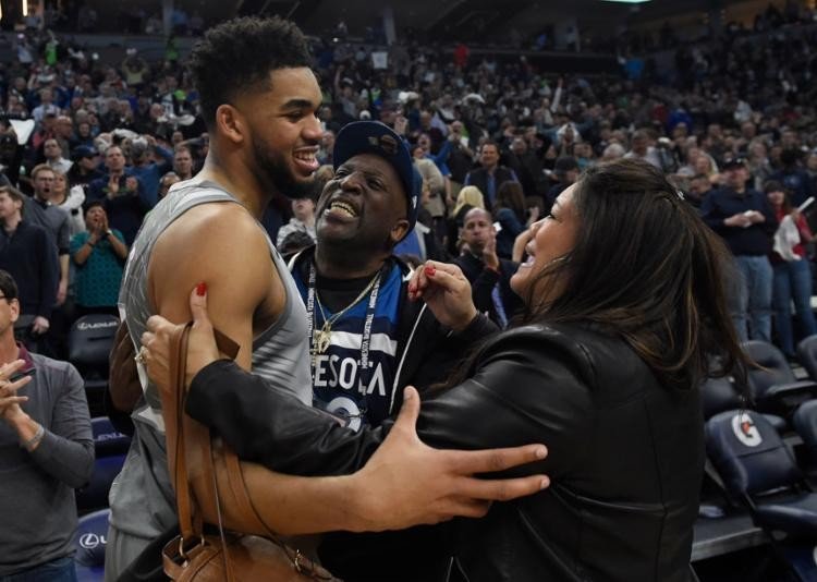 Mãe de Karl-Anthony Towns, astro da NBA, morre vítima do coronavírus