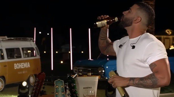 Live de Gusttavo Lima cantando e bebendo faz Conar notificar Ambev