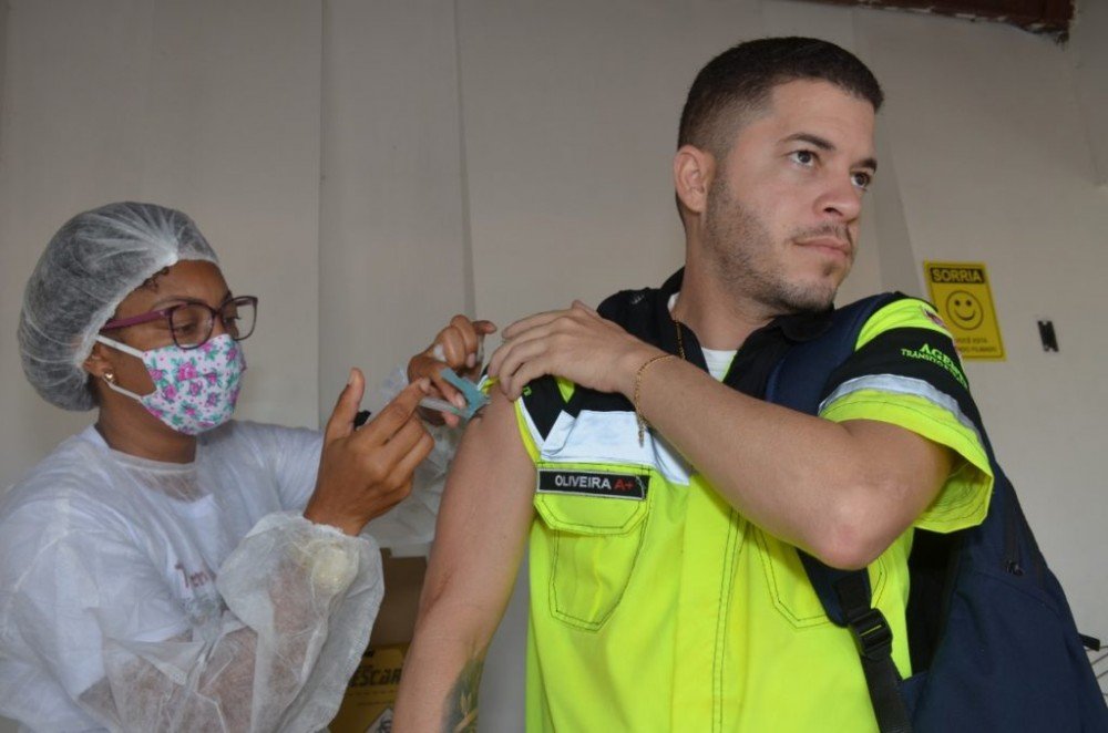 Equipes de saúde se deslocam a instituições para imunizar motoristas de transporte coletivo e profissionais de segurança e salvamento; 2ª etapa da campanha começou nesta quinta-feira (16)