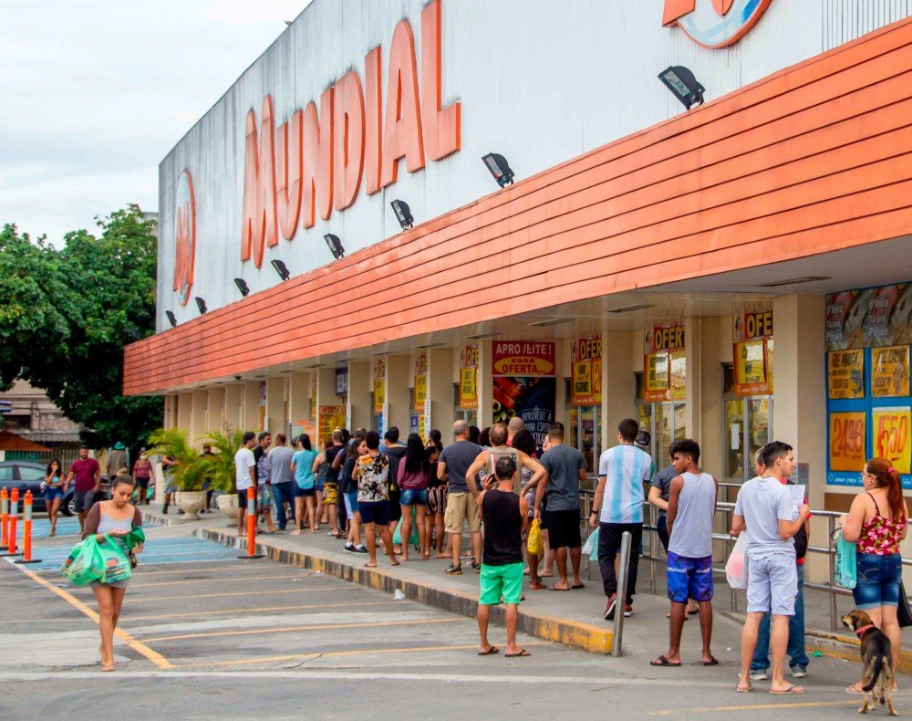 Coronavírus:  ‘tem gente que tosse em cima da gente’, conta caixa do supermercado carioca Mundial.