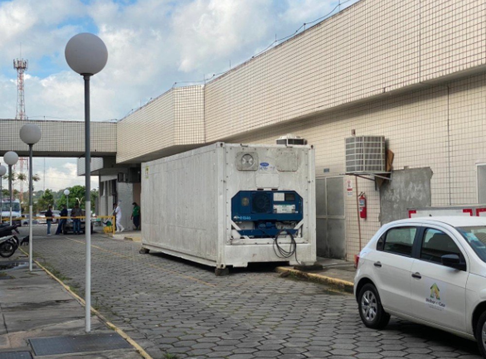 Após vídeo de corpos ao lado de internados, hospital de Manaus recebe câmara frigorífica para mortos por Covid-19