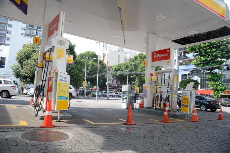 Gasolina fica 8% mais barata nas refinarias a partir desta terça-feira; diesel cai 4%
