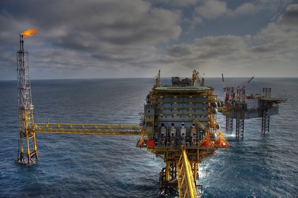 Petróleo WTI para maio fecha em queda sem precedente de 300% e preço negativo