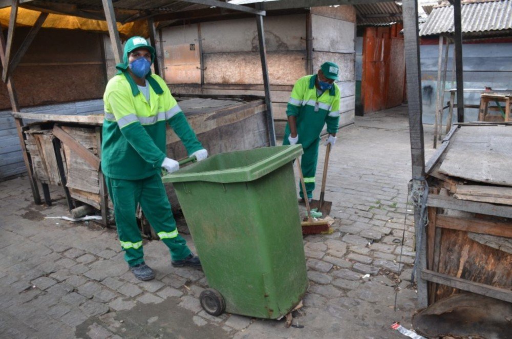 Mutirão de limpeza é realizado na Central de Abastecimento