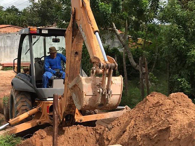 Dando continuidade às obras do Avançar Cidades, Prefeitura executa redes coletoras e condominiais em mais cinco ruas.