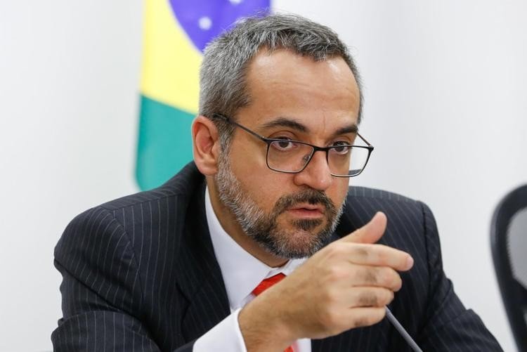 Ministro do STF abre inquérito contra Weintraub por suposto crime de racismo