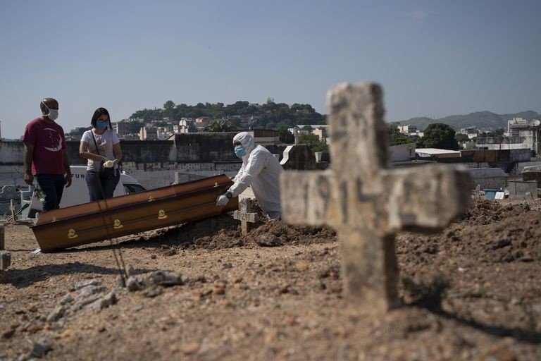 “Vamos ter um luto pela falta de consciência. Muitos vão se arrepender de não ter ficado em casa”