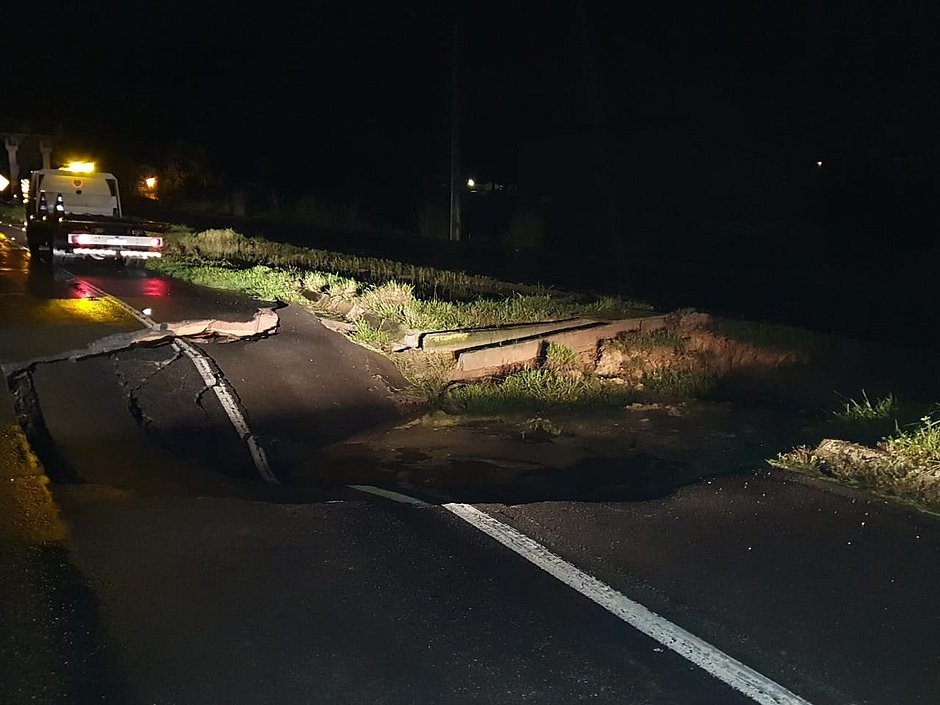 Pista cede e trecho é interditado na BR-324, na região de Candeias