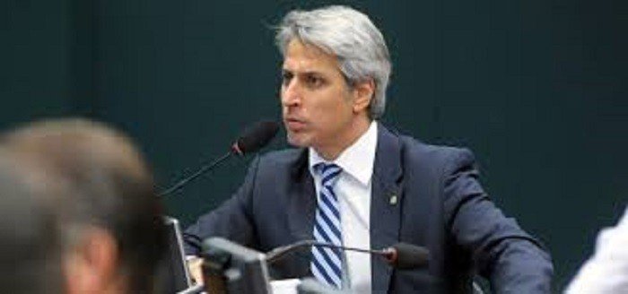 PSB protocola impeachment e Molon diz que Bolsonaro cometeu 11 crimes de responsabilidade